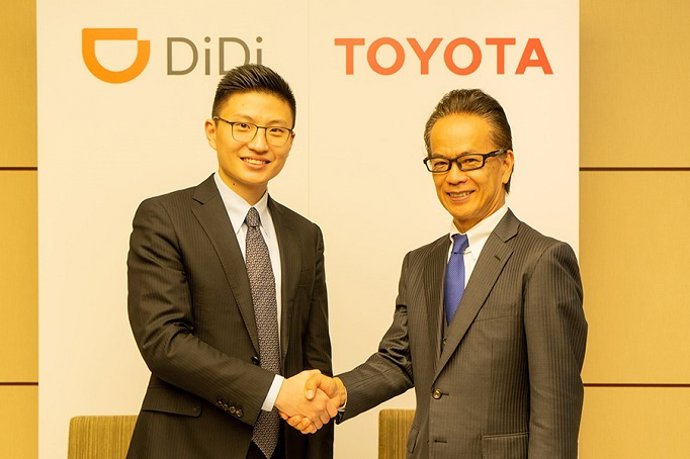 De izquierda a derecha: Stephen Zhu, vicepresidente de Didi, y Shigeki Tomoyama, vicepresidente ejecutivo de Toyota Motor Corporation