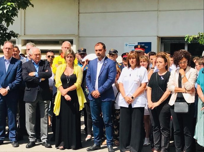 El alcalde de Terrassa J.Ballart y la consellera A.Vergés en una concentración ante el CAP Est Terrassa por la mujer asesinada