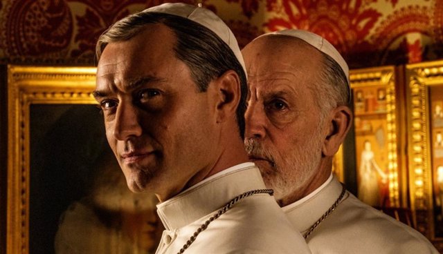 Imagen de Jude Law y John Malkovich en 'The New Pope', la segunda temporada de la serie de Paolo Sorrentino para HBO