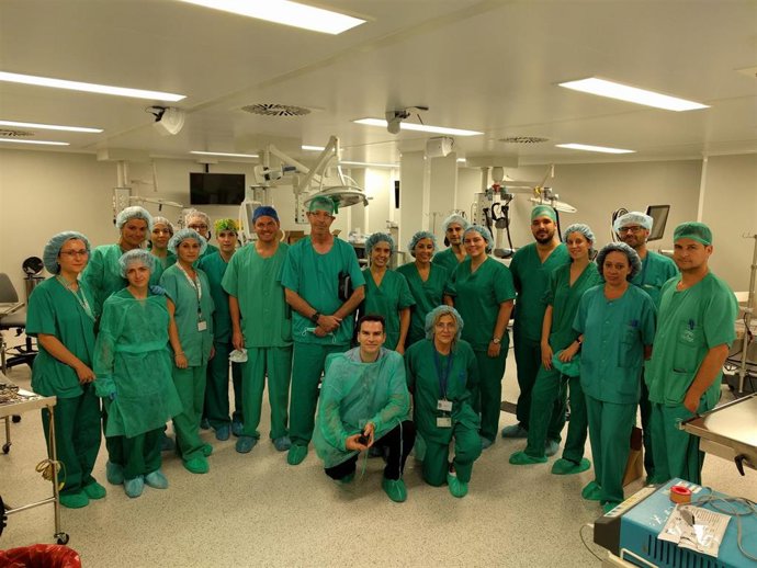 Equipo de profesionales que han llevado a cabo la intervención en el quirófano del Imibic