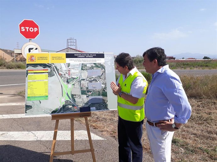 El delegado del Gobierno en La Rioja, José Ignacio Pérez Sáenz, y el jefe de la Demarcación de Carreteras del Estado, Enrique García Garrido, visitan las obras de Entrena