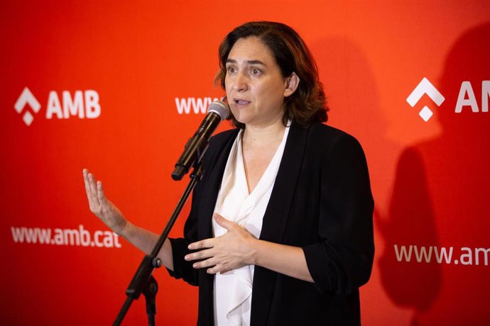 La alcaldesa de Barcelona y nueva presidenta del AMB, Ada Colau, da una rueda de prensa tras el pleno de constitución del Consell Metropolit del AMB en Barcelona 