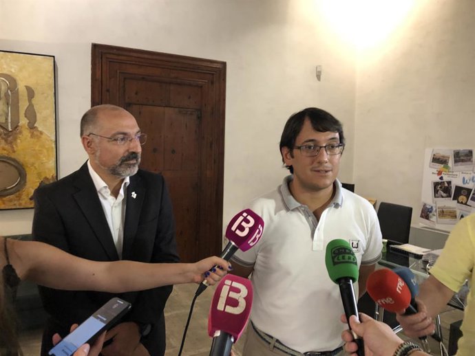 El conseller de Model Econmic, Turisme i Treball, Iago Negueruela, amb el conseller insular de Turisme, Andreu Serra, en una imatge d'arxiu.