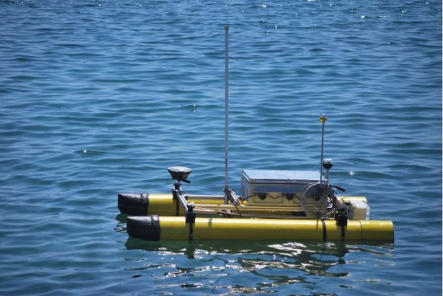 Vehículo que monitoriza la presencia de algas invasoras