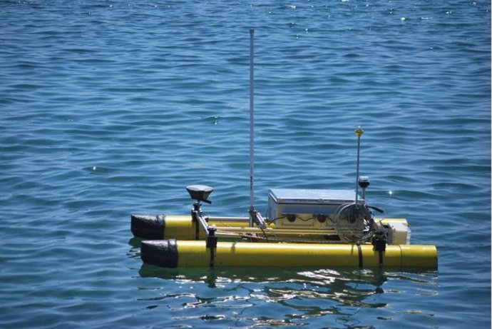 Vehículo que monitoriza la presencia de algas invasoras