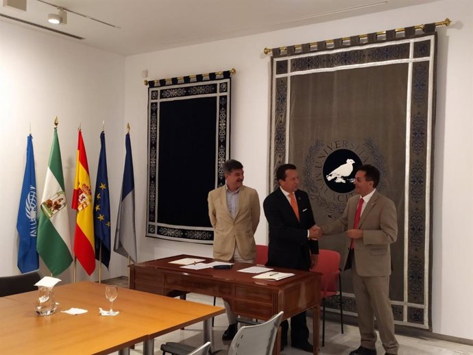 Firma del convenio del máster en Counseling en Intervención en Emergencias y Catástrofes entre la UMA y Cifal