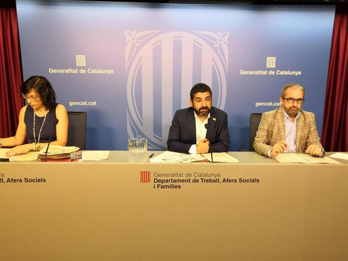 En el centro, el conseller Chakir el Homrani.