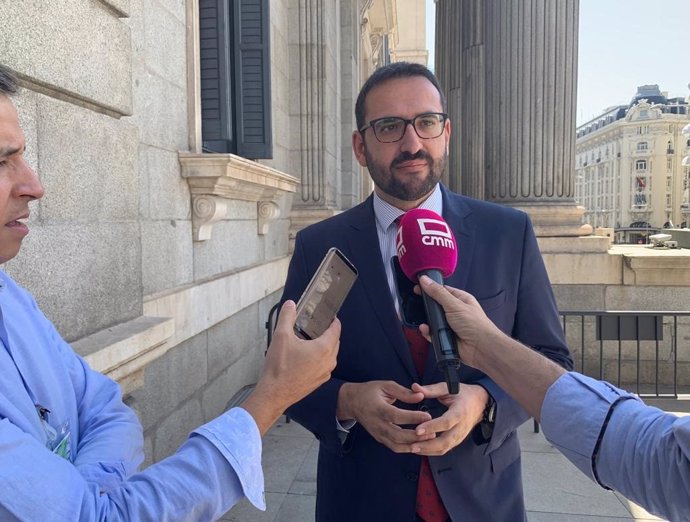 El secretario de Organización del PSOE de C-LM, Sergio Gutiérrez, en las puertas del Congreso.