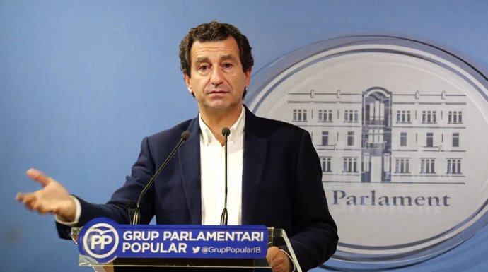 El presidente del PP balear, Biel Company, en la sala de prensa del Parlament.