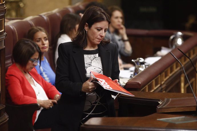 La portaveu del PSOE al Congrés dels Diputats, Andriana Llastra abans del seu discurs previ a la segona votació per a la investidura del candidat socialista a la Presidncia del Govern.
