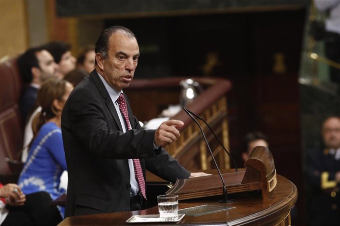 El portavoz adjunto de Navarra Suma (UPN) en el Congreso de los Diputados, Carlos García Adanero, durante su discurso previo a la segunda votación para la investidura del candidato socialista a la Presidencia del Gobierno.
