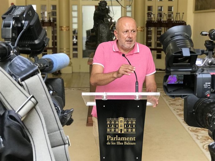 El portavoz de MÉS per Mallorca en el Parlament, Miquel Ensenyat, en rueda de prensa.