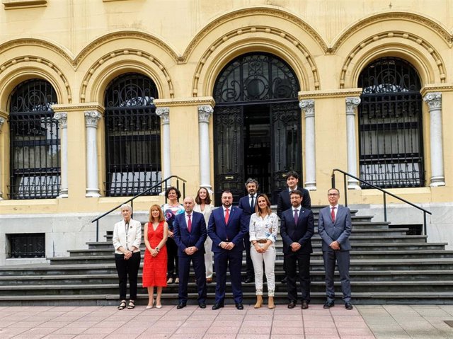 Foto de familia del nuevo consejo de Gobierno liderado por Adrián Barbón.