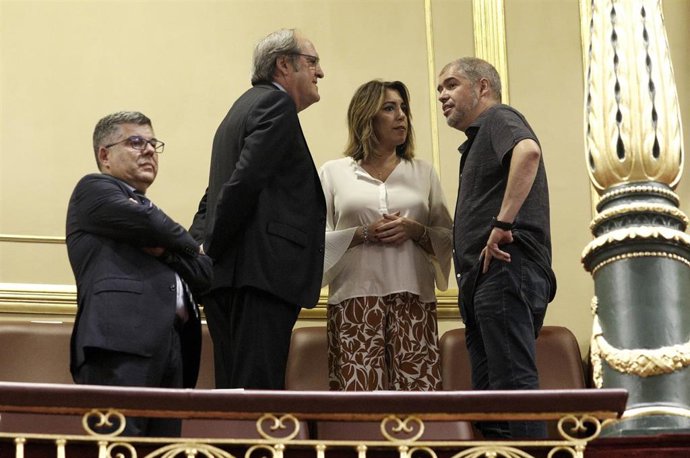 El candidato socialista a la Presidencia de la Comunidad de Madrid, Ángel Gabilondo; la secretaria general del PSOE de Andalucía, Susana Díaz; y el secretario general de CCOO, Unai Sordo, conversan antes de la  segunda votación para la investidura del c
