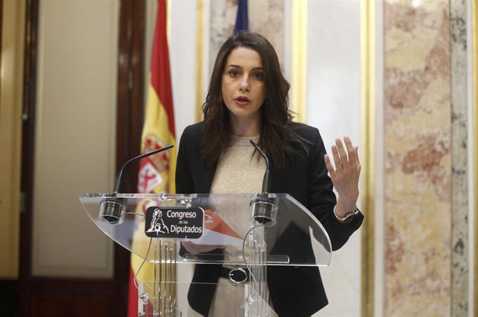 La portavoz de Ciudadanos en el Congreso de los Diputados, Inés Arrimadas, en rueda de prensa tras la segunda votación para la investidura del candidato socialista a la Presidencia del Gobierno, la cual ha resultado fallida.