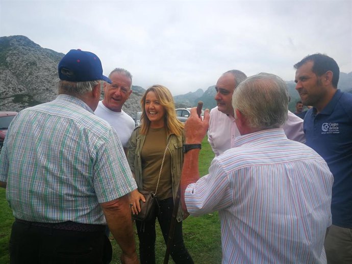 La portavoz del PP en la Junta General, Teresa Mallada, acompañada por los diputados por el Oriente José Felgueres y Javier Brea y el alcalde de Cangas de Onís, José Manuel González, en la Fiesta del Pastor de Picos de Europa.
