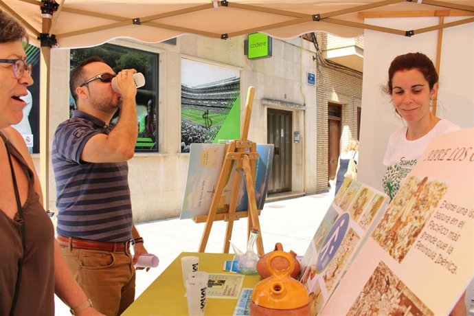 Ciudadanos binefarenses en una cata a ciegas este jueves en Binéfar para distinguir entre agua embotellada y agua del grifo.