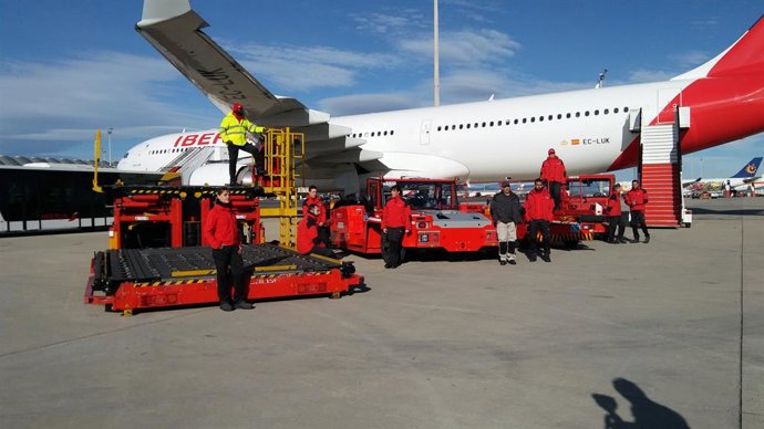 Nuevos uniformes de 'handling' de Iberia