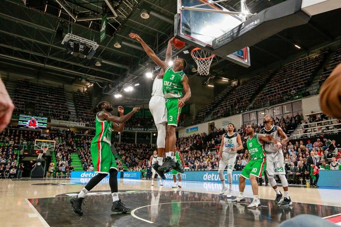 Melvin Ejim, en un partido con el UNICS Kazan.