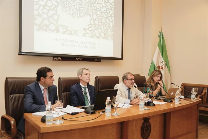 Junta General Extraordinaria del Colegio de Abogados de Sevilla