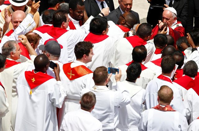 Sacerdotes junto al Papa Francisco
