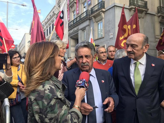 Una treintena de militantes del PRC reciben a Revilla y Mazón a la entrada del Congreso