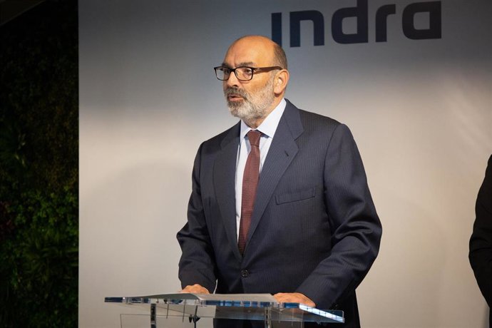 El presidente de Indra, Fernando Abril  Martorell durante la linauguración de un centro tecnológico en la localidad barcelonesa de Sant Joan Despí. 