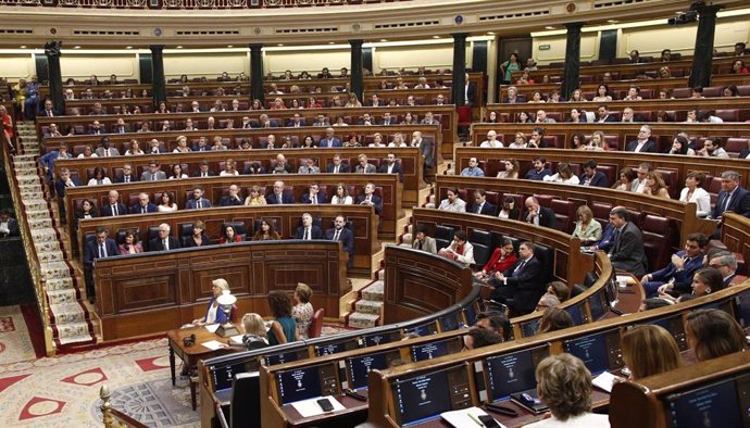 Vista general del hemiciclo del Congreso de los Diputados durante la segunda y definitiva votación para su investidura del candidato socialista a la Presidencia del Gobierno.