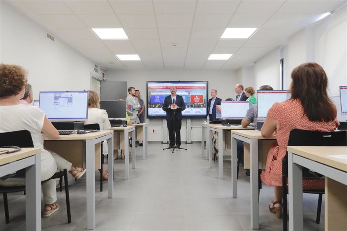 El presidente de la Comunidad de Madrid en funciones, Pedro Rollán, en la presentación del Bono Formación en Usera. 