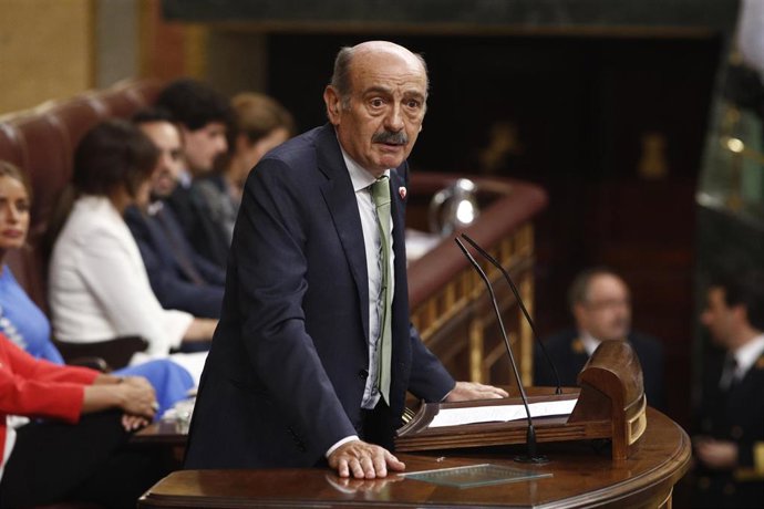 El portavoz del Partido Regionalista Cántabro (PRC) en el Congreso de los Diputados, José María Mazón, durante su discurso previo a la segunda votación para la investidura del candidato socialista a la Presidencia del Gobierno.