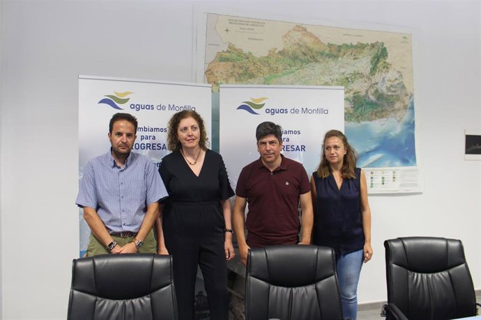 Llamas (segundo por la dcha.), en rueda de prensa