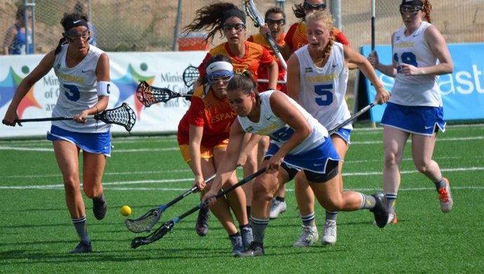 La selección femenina de lacrosse en un partido contra Suecia