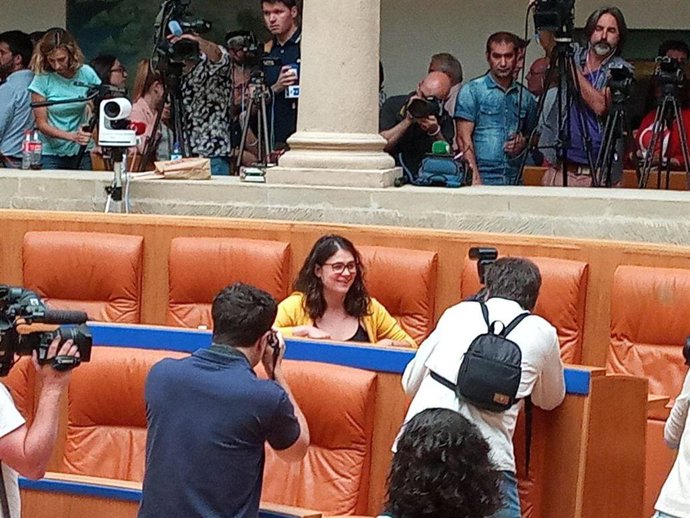 La diputada de Podemos en La Rioja, Raquel Romero, que ha votado por segunda vez no a la investidura de la candidata socialista a la Presidencia de La Rioja, en el Parlamento regional el día de la segunda investidura fallida.