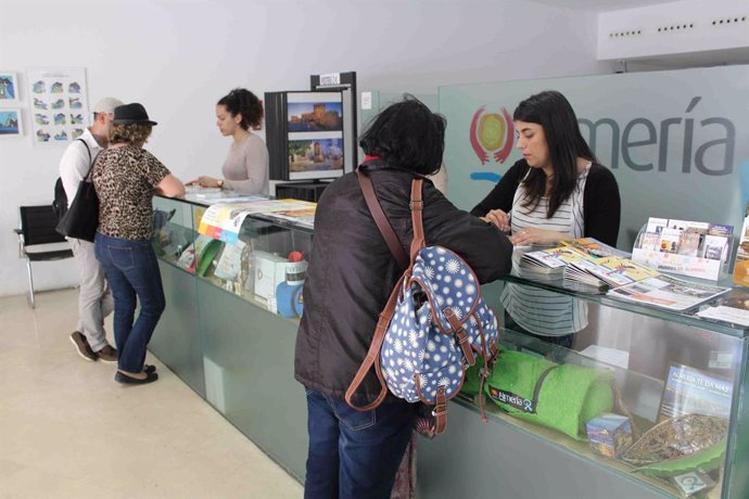 Turistas reciben información en la oficina municipal