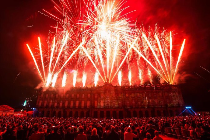 Espectáculo de fuegos artificiales llevado a cabo en el Pazo de Raxoi de Santiago de Compostela con el que la capital de Galicia da la bienvenida a la fiesta de su patrón, Santiago Apóstol, en la víspera del Día Nacional de Galicia.