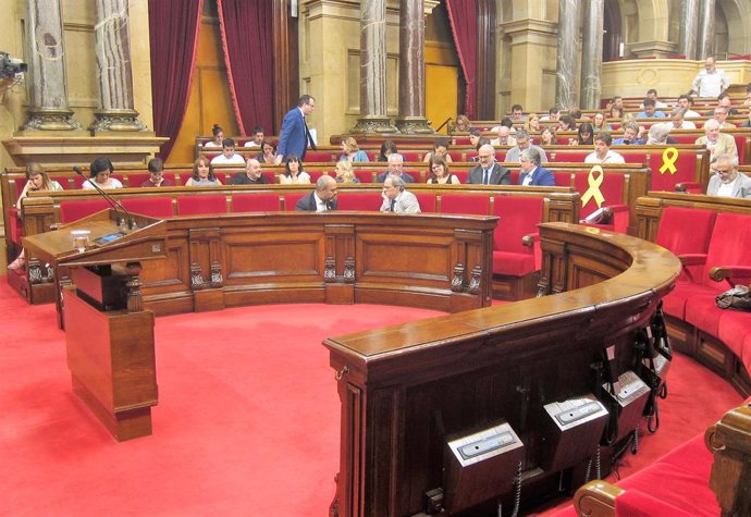 El conseller Miquel Buch i el president de la Generalitat, Quim Torra, en el ple del Parlament