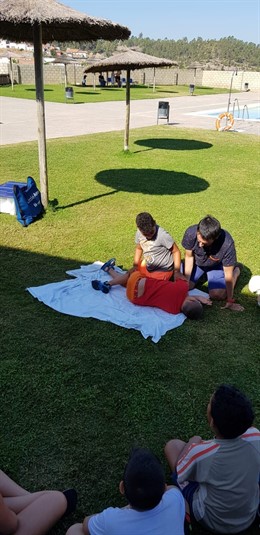 Profesionales del Hospital de Riotinto forman en primeros auxilios.