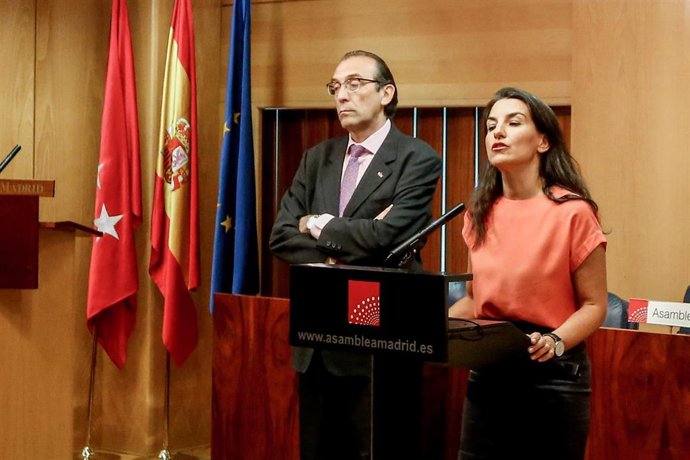 Imagen de archivo de la portavoz de Vox en la Asamblea de Madrid, Rocío Monasterio, con el diputado de la formación José Ignacio Arias Moreno.