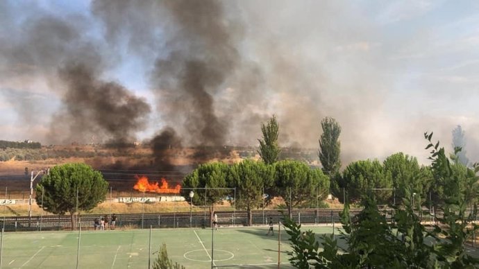 Tres dotaciones de bomberos participan en la extinción de un fuego en Vicálvaro