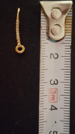 El alargador de pendiente romano fabricado en oro que se ha encontrado en en el yacimiento de Los Bañales.