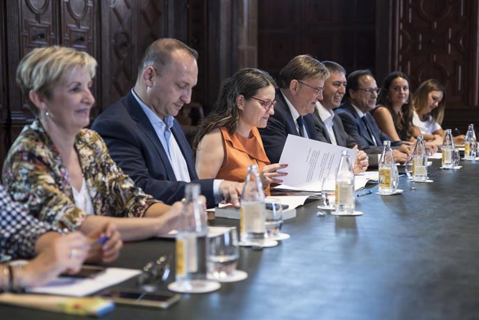 Reunión de la Mesa de Diálogo Social de la Comunitat Valenciana en el Palau de la Generalitat de Valencia con la presencia del presidente de la Generalitat, Ximo Puig (4izquierda),