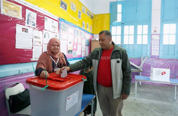 Un policía vota durante las elecciones municipales en Túnez en 2018