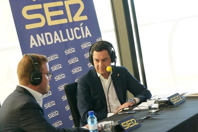 El presidente de la Junta de Andalucía, Juanma Moreno, durante la entrevista