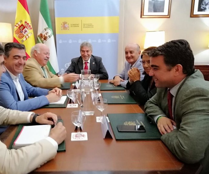 Reunión en torno al hospital de Lepe