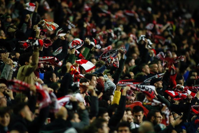 Seguidores del Rayo Vallecano animando en un partido en Vallecas