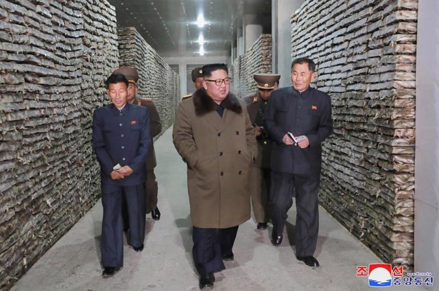 El líder norcoreano, Kim Jong Un, visita unas instalaciones pesqueras