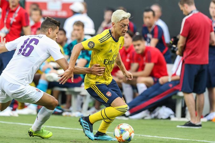 20 July 2019, US, Charlotte: Arsenal's Mesut Ozil (R) and Fiorentina's David Hancko battle for the ball during the 2019 International Champions Cup soccer match between Arsenal and Fiorentina at Bank of America Stadium. Photo: Jason Walle/ZUMA Wire/dpa