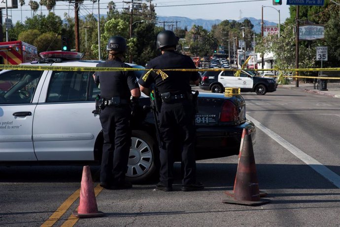 Dos policías de la ciudad de Los Ángeles junto con su coche
