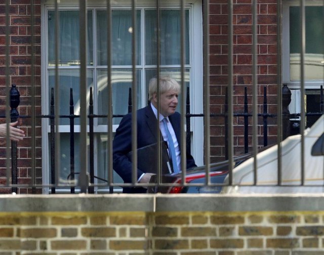 Boris Johnson a la salida de la primera reunión con su Gobierno en el número 10 de Downing Street