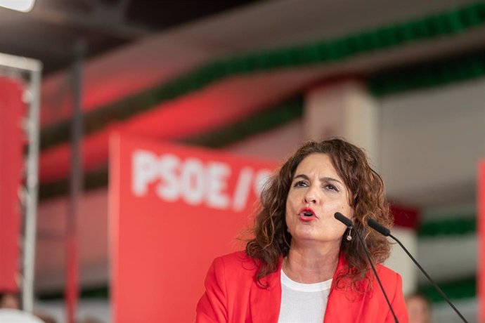 La ministra de Hacienda y cabeza de lista del PSOE al Congreso por Sevilla, María Jesús Montero  participa en un acto público en Sevilla.